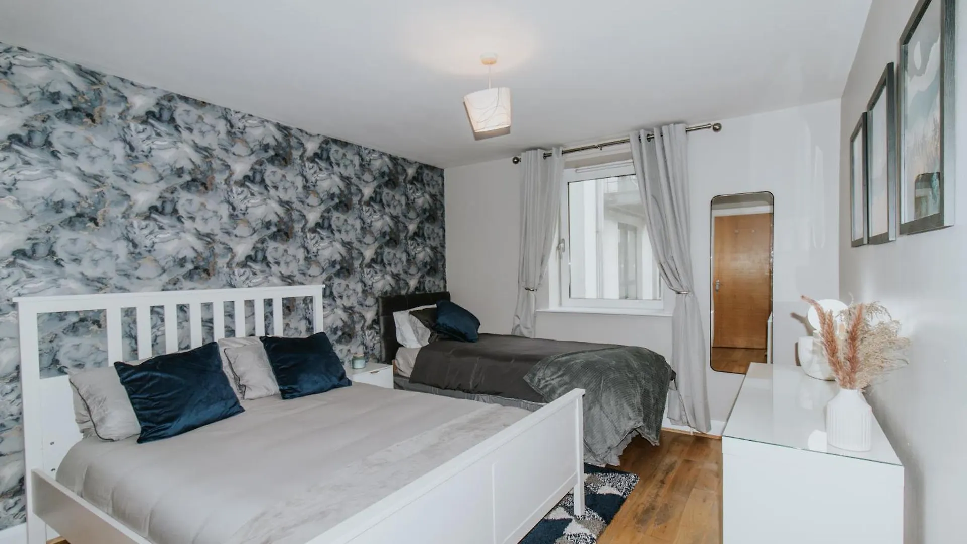 Whitehall Square Apartments- Queen'S Quarters Belfast 0*,  Birleşik Krallık